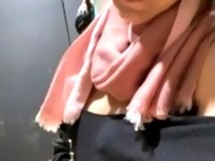 Heimlich in Kaufhaus Umkleidekabine die Muschi zum Orgasmus gefingert