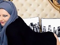 Teaser thick girl with hijab shaking fat ass